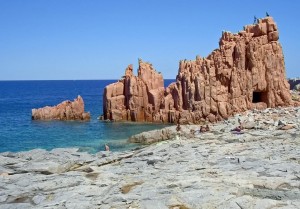Сардиния. Пляж у нагромождения живописных скал (Италия)