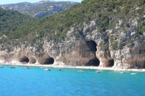 Сардиния. Полоса пляжа с необычными гротами (Италия)