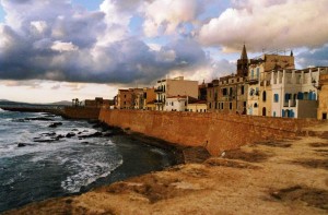 Город Альгеро. Крепостные стены вдоль берега служили защитой для города (Италия)
