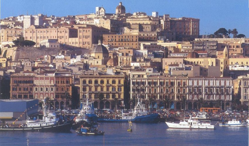 Фото достопримечательностей Италии: Остров Сардиния. Панорама Кальяри с берега