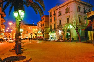Остров Сардиния. Городок Олбия в ночных огнях. (Италия)