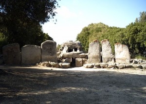 Недалеко от Олбии находится захоронение нурагийской эпохи или «Кладбище Гигантов». (Италия)