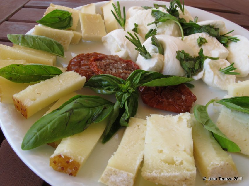 Фото достопримечательностей Италии: Салама и сыр Пеккорино — деликатесы Сардинской кухни