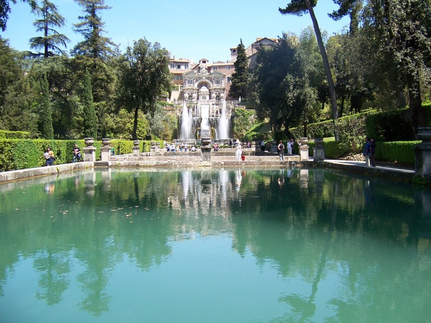 Фото достопримечательностей Италии: Впереди фонтан Нептуна, сверху фонтан "Орган"