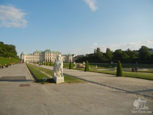 В верхнем парке Бельведера встречают мифические статуи (Вена)