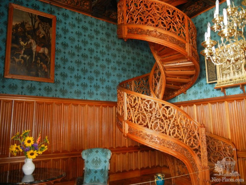 Фото достопримечательностей Чехии: Библиотека в Ледницком замке. Лестница выполнена из цельного дуба