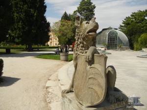 Скульптура волка с гербом. На заднем плане оранжерея, парк и замок (Чехия)