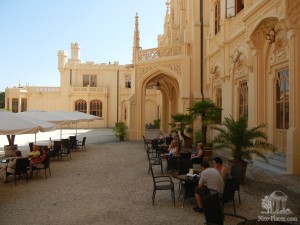 Кафе Chateau при Ледницком замке с видом на парк (Чехия)