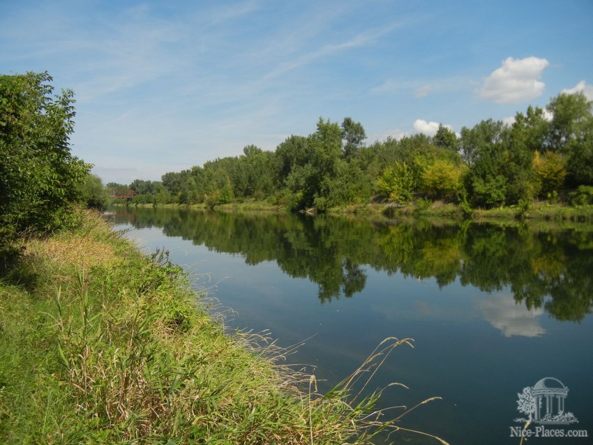 Фото достопримечательностей Словакии: Набережная речки Ваг