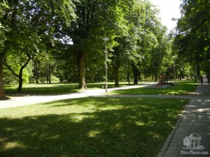 Аллея в городском парке (Словакия)