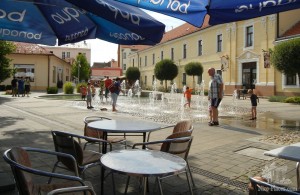 Улица Парк Пассаж в Пештянах. Вид из-за столика в кафе (Словакия)