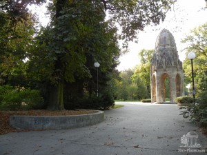 Сад Янка Краля. Впереди башенка от готического Францисканского собора (Словакия)