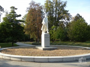 Памятник словацкому поэту-романтику Янку Кралю в одноименном парке (Словакия)