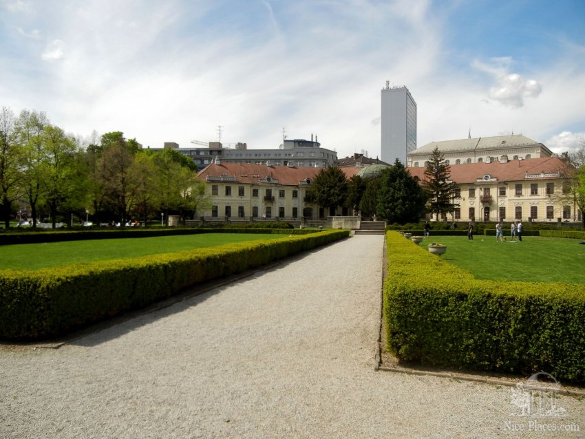 Фото достопримечательностей Словакии: Дорожка, ведущая к летнему дворцу. Ныне это медицинский университет