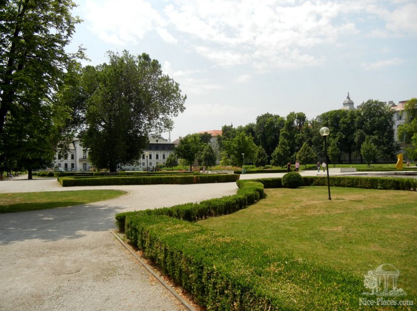 Фото достопримечательностей Словакии: Парк "сад Грассалковича" при президентском дворце Братиславы