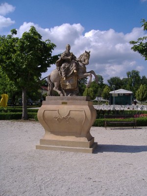 Статуя Марии Терезии в парке при дворце президента Словакии в Братиславе (Словакия)
