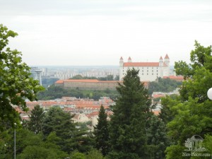 Вид на Cтарый город Братиславы с мемориала Славин (Словакия)
