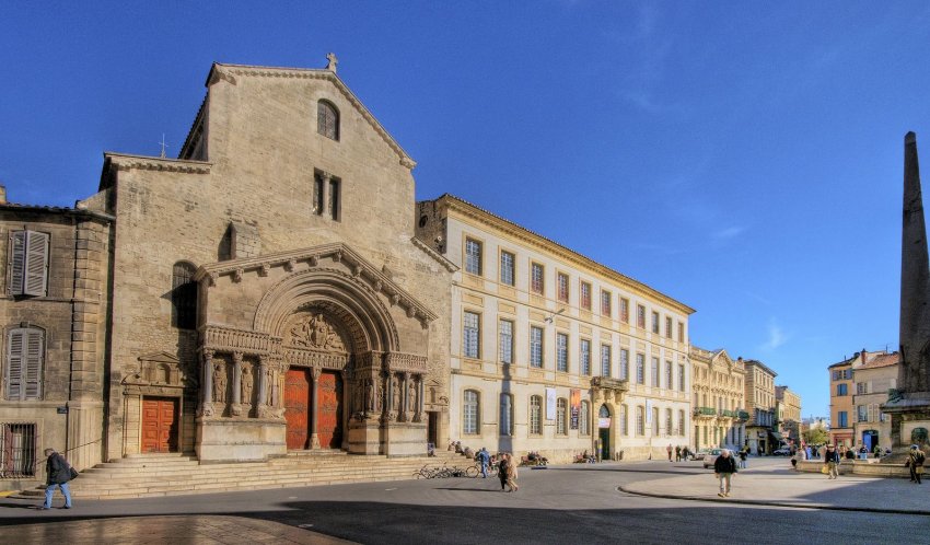 Фото достопримечательностей Франции: Кафедральный собор в Арле и площадь перед ним