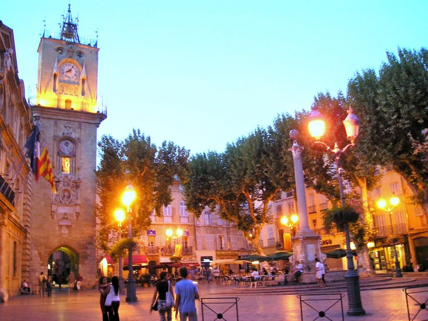 Фото достопримечательностей Франции: Aix-en-Provence, Ратуша и площадь в подсветке