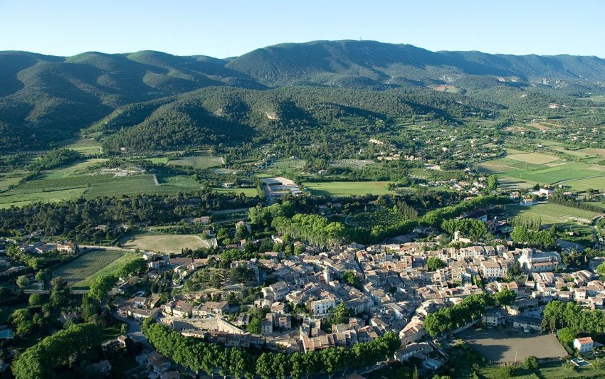 Фото достопримечательностей Франции: Городок Cucuron в области горного массива Люберон