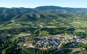 Городок Cucuron в области горного массива Люберон (Франция)