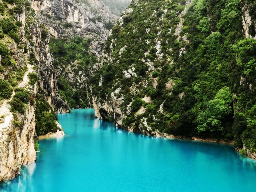 Фото достопримечательностей Франции: Бирюзовые воды озера Лак-де-Сен-Круа в каньоне Горж-дю-Верон. Это не фотошоп :)