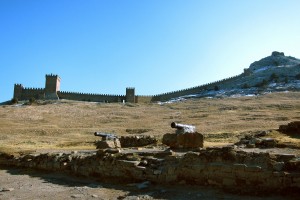 Пушки и крепостные стены Генуэзской крепости (Крым)