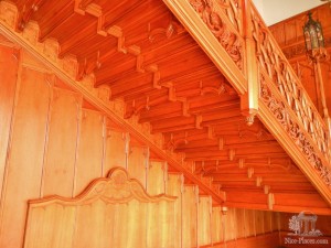 Детали резьбы деревянной лестницы в холле (Чехия)
