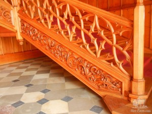 Детали резьбы перил деревянной лестницы в холле Ледницкого замка (Чехия)