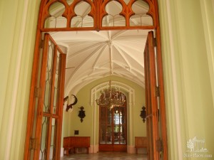 Двери, ведущие в охотничий салон (Чехия)