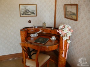 Письменный стол в дамской спальне - копия стола императрицы Сисси (Чехия)