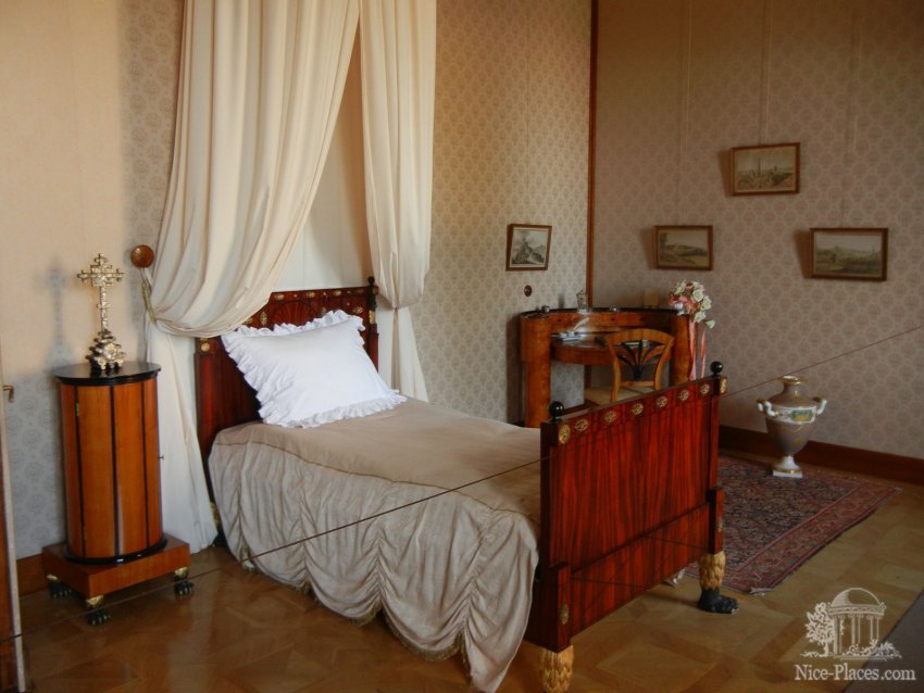 Фото достопримечательностей Чехии: Кровать в дамской спальне в стиле ампир