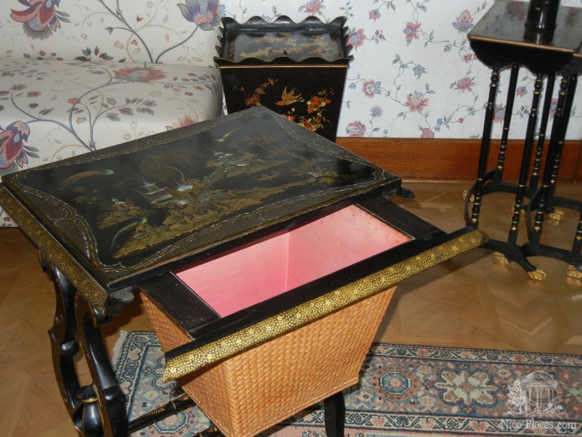 Фото достопримечательностей Чехии: Инкрустированный швейный столик с корзиной для материалов в китайской комнате