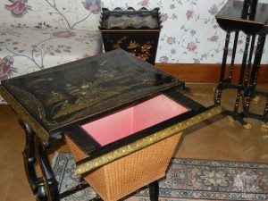 Инкрустированный швейный столик с корзиной для материалов в китайской комнате (Чехия)