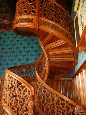 Деревянная винтовая лестница в библиотеке Ледницкого замка (Чехия)