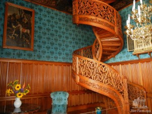 Винтовая деревянная лестница из цельного дуба в библиотеке замка (Чехия)