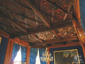 Резной деревянный потолок в синей комнате (Чехия)