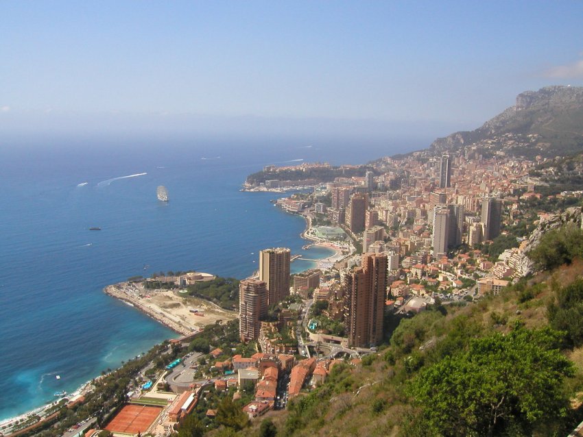 Фото достопримечательностей Лазурного берега Франции: Побережье Монако, вид с высоты полета