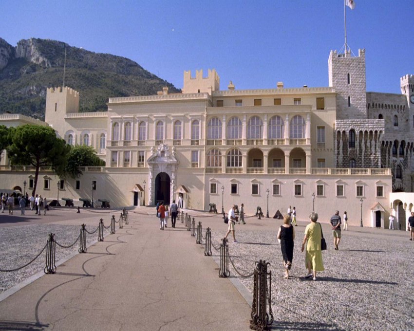 Фото достопримечательностей Лазурного берега Франции: Королевский дворец Монако и площадь перед ним