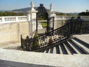 Лестница с верхних ярусов замкового парка Schloss Hof. (Австрия)