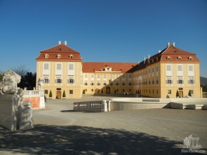 Задний фасад замка Schloss Hof. (Австрия)