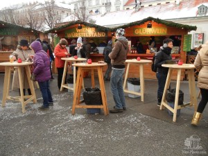 Павильоны и столики на ярмарке у Большого Бельведера (Вена)