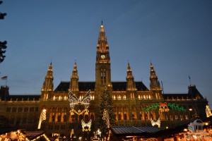 Городская ратуша Вены и рождественская иллюминация