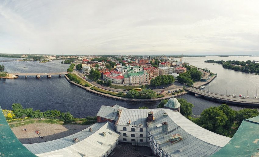 Фото достопримечательностей Европейской части России: Вид на Выборг со смотровой площадки Выборгского замка