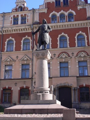 Памятник шведскому маршалу Торгильсу Кнутсену перед ратушей (Европейская часть России)