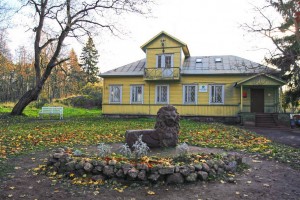 Здание дирекции парка и статуя шведского льва (Европейская часть России)