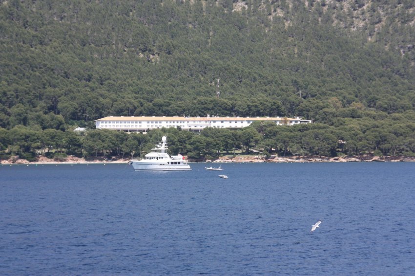 Фото достопримечательностей острова Майорка: Вид на отель Форментор с корабля