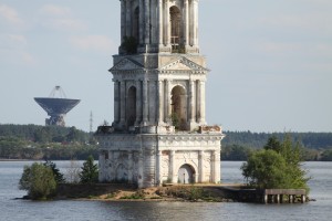 Первый ярус колокольни наполовину ушел под землю (Европейская часть России)