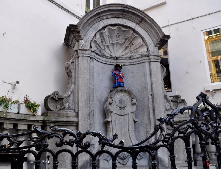 Фото достопримечательностей Брюсселя: Самый знаменитый Брюссельский фонтан "Писающий мальчик"