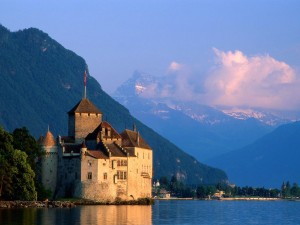 Шильонский замок (Ch&#226;teau De Chillon) находится недалеко от города Монтре (Швейцария)